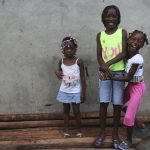 Unas niñas sonríen paradas en una calle en el barrio "La Playita" de Buenaventura. REUTERS/John Vizcaino