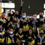 La delegación nacional celebra con el trofoe de campeonas del Sudamericano de Natación Artística