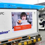 En cinco contenedores se transportaron desde Pekín las 958.000 dosis de vacunas de Sinovac que llegaron este sábado al Aeropuerto Eldorado, de Bogotá, en un vuelo de la aerolínea holandesa KLM.