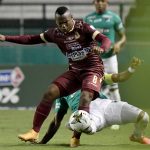 Juan Camilo Angulo del Cali disputa el balón con Franco Torres del Tolima durante partido entre Deportivo Cali y Deportes Tolima por la fecha 13 de la Liga BetPlay DIMAYOR I 2021 jugado en el estadio Deportivo Cali de la ciudad de Palmira. Foto VizzorImage / Gabriel Aponte / Staff