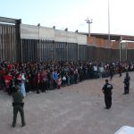 El Paso, Texas, Estados Unidos: agentes de la Oficina de Aduanas y Protección Fronteriza de Estados Unidos detuvieron a un grupo de más de 1,000 inmigrantes ilegales en la frontera entre Estados Unidos y México cerca de Second Street. Luego, los ilegales han sido detenidos para su procesamiento y se les han realizado exámenes médicos iniciales en la Estación Uno de EPS El Paso. Es el grupo más grande de migrantes jamás aprehendido al mismo tiempo. El grupo de 1.036 inmigrantes ilegales encontrados en el sector de El Paso incluía a migrantes de Guatemala, El Salvador y Honduras. (USCBP / Contacto) Foto USCBP / Contacto / Europa Press