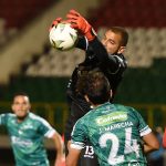 Carlos Mosquera de Patriotas Boyacá disputa el balón con La Equidad durante partido por la fecha 13 entre  Patriotas Boyacá y La Equidad como parte de la Liga BetPlay DIMAYOR 2021 jugado en el estadio  La Independencia  de Tunja Foto VizzorImage / Macgiver Baron/ Contribuidor
