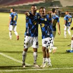 Nelino Tapia de Boyacá Chicó celebra después de anotar  el gol de su equipo durante partido por la fecha 14 entre Boyacá  Chicó y  Envigado como parte de la Liga BetPlay DIMAYOR 2021 jugado en el estadio  La Independencia de Tunja. Foto VizzorImage / Macgiver Baron / Contribuidor