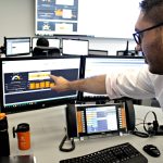 Un empleado de la empresa Celsia monitorea la producción de energía solar, en Yumbo, Colombia.REUTERS / Julia Symmes Cobb