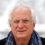 El director Bertrand Tavernier posa en una sesión fotográfica para la exhibición de la cinta "Voyage a travers le cinema Francais", Festival de Cine de Cannes, FranciaREUTERS/Yves Herman