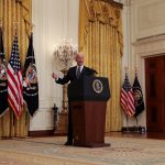 El presidente de Estados Unidos, Joe Biden, responde preguntas mientras realiza su primera conferencia de prensa formal en el Salón Este de la Casa Blanca en Washington, Estados Unidos, el 25 de marzo de 2021. REUTERS/Leah Millis