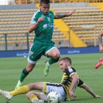 Walmer Pacheco de La Equidad disputa el balón con David Cuperman de Alianza Petrolera durante partido por la fecha 14 entre La Equidad y Alianza Petrolera  como parte de la Liga BetPlay DIMAYOR 2021 jugado en el estadio  Metropolitano de Techo  de  Foto VizzorImage / Felipe Caicedo / Staff