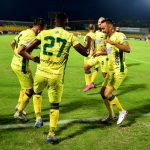 Álvaro Meléndez de Atlético Bucaramanga, celebra con sus compañeros de equipo el gol anotado al Deportivo Cali durante partido entre Atlético Bucaramanga y Deportivo Cali de la fecha 14 por la Liga BetPlay DIMAYOR I 2021, jugado en el estadio Alfonso López de Bucaramanga. Foto VizzorImage / Miguel Vergel / Cont.