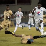 Giovanny Martínez y José Ampudia de Águilas disputan el balón con Emerson Rodríguez de Millonarios durante partido por la fecha 14 entre Águilas Doradas Rionegro y Millonarios F.C. como parte de la Liga BetPlay DIMAYOR I 2021 jugado en el estadio Alberto Grisales de Rionegro. Foto VizzorImage / Juan Agusto Cardona / Cont