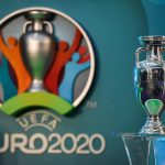 Logo de la UEFA EURO 2020 en exhibición junto al trofeo del Campeonato Europeo. Action Images via ReutersTony O'Brien/Archivo