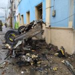 Los escombros se ven después de una explosión de un carro bomba fuera de la oficina de la alcaldía del municipio de Corinto, Cauca. NOTICORINTO PRODUCCIONES/vía REUTERS