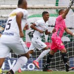 Marcelino Carreazo del Once Caldas celebra después de anotar el gol de su equipo durante partido por la fecha 15 entre Once Caldas y Boyacá Chicó como parte de la Liga BetPlay DIMAYOR 2021 jugado en el estadio  Palogrande de Manizales. Fotos VizzorImage /John Jairo Bonilla / Contribuidor