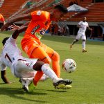 Santiago Noreña de Envigado F. C. y Arley Estupiñan de Deportes Tolima disputan el balón durante partido entre Envigado F. C. y Deportes Tolima de la fecha 15 por la Liga BetPlay DIMAYOR I 2021, en el estadio Polideportivo Sur de Envigado Foto VizzorImage / Donaldo Zuluaga / Cont.