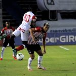 Teófilo Gutiérrez de Atlético Junior y Dairon Mosquera de Independiente Santa Fe disputan el balón durante partido entre Atlético Junior e Independiente Santa Fe de la fecha 15 por la Liga BetPlay DIMAYOR I 2021 jugado en el estadio Metropolitano Roberto Meléndez de Barranquilla. /Fotp : VizzorImage / Jesus Rico / Cont