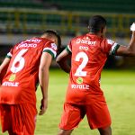 Edgardo Rito de Patriotas Boyacá F. C. celebra con sus compañeros de equipo después de anotar el gol de su equipo, durante partido de la fecha 15 entre Patriotas Boyacá F. C. y Águilas Doradas Rionegro por la Liga BetPlay DIMAYOR I 2021, jugado en el estadio La Independencia de Tunja Foto VizzorImage / Edward Leguizamon / Cont.