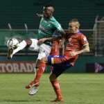Yeison Tolosa del Cali disputa el balón con Tomas Maya del Pasto durante partido entre Deportivo Cali y Deportivo Pasto por la fecha 15 de la Liga BetPlay DIMAYOR I 2021 jugado en el estadio Deportivo Cali de Palmira. Foto : VizzorImage / Gabriel Aponte / Staff