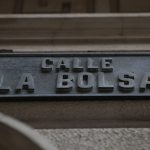 Un letrero que identifica la calle La Bolsa se observa en Santiago, Chile. Marzo 16, 2021. REUTERS/Ivan Alvarado