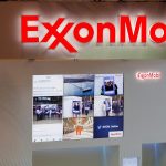 Logotipos de ExxonMobil se ven en su stand en Gastech, la mayor exposición del mundo para la industria del gas, en Chiba, Japón. REUTERS/Toru Hanai