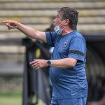 Hernán Dario Gómez técnico del Medellín gesticula durante partido por la fecha 13 entre Deportivo Independiente Medellín y Deportivo Pasto como parte de la Liga BetPlay DIMAYOR I 2021 jugado en el estadio Atanasio Girardot de Medellín Foto VizzorImage / Luis Benavides / Cont