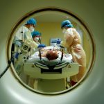 Miembros del personal médico con trajes protectores tratan a un paciente que padece la enfermedad del coronavirus (COVID-19) con un tomógrafo computarizado en la Unidad de Cuidados Intensivos (UCI) del hospital comunitario Havelhoehe en Berlín, AlemaniaREUTERS / Fabrizio Bensch / Foto de archivo