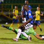 Romir Balanta del Chico disputa el balón con Pier Grazziani arquero de Alianza durante partido por la fecha 16 de la Liga BetPlay DIMAYOR I 2021 entre Boyacá Chicó F.C. y Alianza Petrolera jugado en el estadio La Independencia de Tunja Foto VizzorImage / Edward Leguizamon / Cont