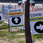 Letrero en un enorme centro público de vacunación y exámenes en medio de la campaña por vacunar a las personas con condiciones preexistentes durante la pandemia de COVID-19 en Inglewood, California, Estados Unidos. REUTERS/Mike Blake/Archivo