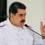 El presidente de Venezuela, Nicolás Maduro, hace un gesto durante un discurso de la televisión estatal, en Caracas. Palacio Miraflores/Handout via REUTERS