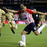 Teófilo Gutiérrez de Atlético Junior y José Ampudia de águilas Doradas Rionegro disputan el balón durante partido entre Atlético Junior y Águilas Doradas Rionegro de la fecha 17 por la Liga BetPlay DIMAYOR I 2021 jugado en el estadio Metropolitano Roberto Meléndez de Barranquilla Foto  VizzorImage / Jairo Cassiani / Cont.