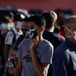 Buscadores de trabajo hacen fila mientras esperan para llenar formularios de solicitud de empleo para fábricas de ensamblaje mientras continúa el brote de COVID-19 en Ciudad Juárez, México. REUTERS/José Luis González