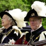 El príncipe Felipe, duque de Edimburgo, en carruaje rumbo al Castillo de Windsor, Gran Bretaña, 18 junio 2001. 
REUTERS/