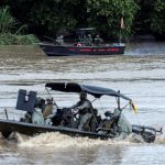 Una embarcación de la Armada de Colombiana patrulla el río Arauca mientras que otra de la Armada de Venezuela permanece quieta en la frontera entre Colombia y Venezuela, vista desde Arauquita. REUTERS/Luisa González