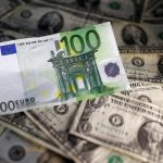 Billetes de dólar y euro, REUTERS/Dado Ruvic/