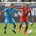 Israel Alba de Jaguares de Córdoba disputa el balón con Jeison Lucumi del América de Cali durante partido por la fecha 18 entre Jaguares de Córdoba y América de Cali  como parte de la Liga BetPlay DIMAYOR 2021 jugado en el estadio  Jaraguay -Municipal de Montería de Montería. Foto VizzorImage / Felipe López /  Contribuidor