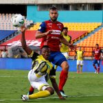 Andrés Cadavid de Deportivo Independiente Medellín y Edwin Torres de Alianza Petrolera disputan el balón durante partido de la fecha 18 entre Deportivo Independiente Medellín y Alianza Petrolera por la Liga BetPLay DIMAYOR I 2021 jugado en el estadio Atanasio Girardot de Medellín. Foto VizzorImage / Donaldo Zuluaga / Cont.