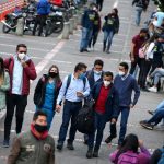 Personas con tapabocas en Bogotá.REUTERS
