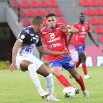 Cesar Quintero del Pasto disputa el balón con Gabriel Fuentes de Junior durante partido por la fecha 18 como parte de la Liga BetPlay DIMAYOR I 2021 entre Deportivo Pasto y Atlético Junior jugado en el estadio Departamental La Libertad de Pasto Foto  VizzorImage / Leonardo Castro / Cont