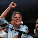 Guillermo Lasso saluda a sus partidarios junto a su esposa, María de Lourdes Alcivar,  tras ganar la presidencia en Guayaquil, Ecuador. 11 abril 2021. REUTERS/María Fernanda Landín.