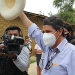 Pedro Castillo del partido Perú Libre saluda a los medios después de emitir su voto, fuera de un colegio electoral en Cajamarca, Perú, 11 de abril de 2021. Vidal Tarqui/ANDINA/vía REUTERS ESTA IMAGEN HA SIDO SUMINISTRADA POR UN TERCERO