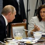 La editora de noticias globales de Reuters, Alessandra Galloni, asiste a una reunión del presidente ruso Vladimir Putin (que no aparece en la fotografía) con los jefes de las principales agencias de noticias mundiales como parte del Foro Económico Internacional de San Petersburgo 2016, en San Petersburgo, Rusia. REUTERS/Grigory Dukor/