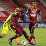 Anderson Angulo de Deportes Tolima y Brayan Fernández de Atlético Bucaramanga disputan el balón durante partido entre Deportes Tolima y Atlético Bucaramanga de la fecha 18 por la Liga BetPlay DIMAYOR I 2021 jugado en el estadio Manuel Murillo Toro de Ibagué. Foto VizzorImage / Juan Torres / Cont.