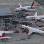 Una vista aérea muestra aviones de la aerolínea Avianca estacionados en el Aeropuerto Internacional El Dorado en Bogotá. REUTERS/Luisa González