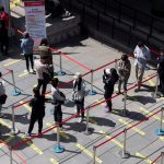 Gente haciendo cola en una unidad móvil de vacunación contra la enfermedad del coronavirus (COVID-19) en Pekín, China. REUTERS/Thomas Peter