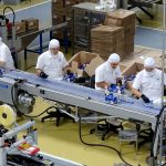 Empleados de la Compañía Nacional de Chocolates, perteneciente al Grupo Nutresa, trabajan en una fábrica cerca a Medellín. REUTERS / Luis Jaime Acosta