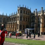 Un Land Rover especialmente acondicionado con el féretro del príncipe Felipe de Gran Bretaña, esposo de la reina Isabel, quien murió a los 99 años, es visto fuera d ela Capilla de San Jorge, en el Castillo de Windsor, Gran Bretaña, el 17 de abril de 2021. Steve Parsons/Pool via REUTERS