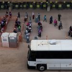Familias de inmigrantes solicitantes de asilo de América Central hacen fila para ser transportadas desde un centro de procesamiento provisional de Aduanas y Protección Fronteriza de EEUU, debajo del Puente Internacional de Anzalduas, tras cruzar el río Bravo hacia Estados Unidos desde México, en Granjeno, Texas, EEUU.Fotografía tomada con un dron. REUTERS/Adrees Latif