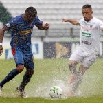 Deivy Balanta del Once disputa el balón con Juan Carlos Diaz del Medellín durante partido por la fecha 19 de la Liga BetPlay DIMAYOR I 2021 entre Once Caldas y Deportivo Independiente Medellín jugado en el estadio Palogrande de Manizales. Foto VizzorImage / John Jairo Bonilla / Cont