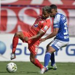 Yesus Cabrera del América disputa el balón con Omar Bertel de Millonarios durante partido por la fecha 16 como parte de la Liga BetPlay DIMAYOR I 2021 entre América de Cali y Millonarios F.C. jugado en el estadio Pascual Guerrero de Cali. Foto VizzorImage / Gabriel Aponte / Staff