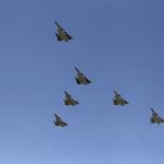 Aviones de combate Kfir vuelan durante una ceremonia para conmemorar el 94 aniversario de la Fuerza Aérea Colombiana en una base militar en Bogotá. REUTERS/John Vizcaino
