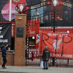 Personas pasan frente a banderas contra la Superliga en las afueras del estadio Anfield del Liverpool, en Liverpool, Inglaterra - Abril 20, 2021 REUTERS/Phil Noble