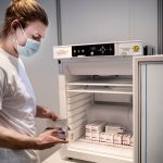 Un funcionario maneja vacunas AstraZeneca COVID-19 almacenadas en el Centro de Vacunas de la región Hovedstaden, Copenhague, Dinamarca. Ritzau Scanpix/Liselotte Sabroe vía REUTERS, ESTA IMAGEN HA